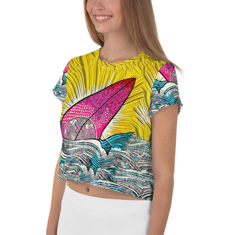 Dynamic design Surfing 5-32 Crop Tee for an unforgettable summer statement