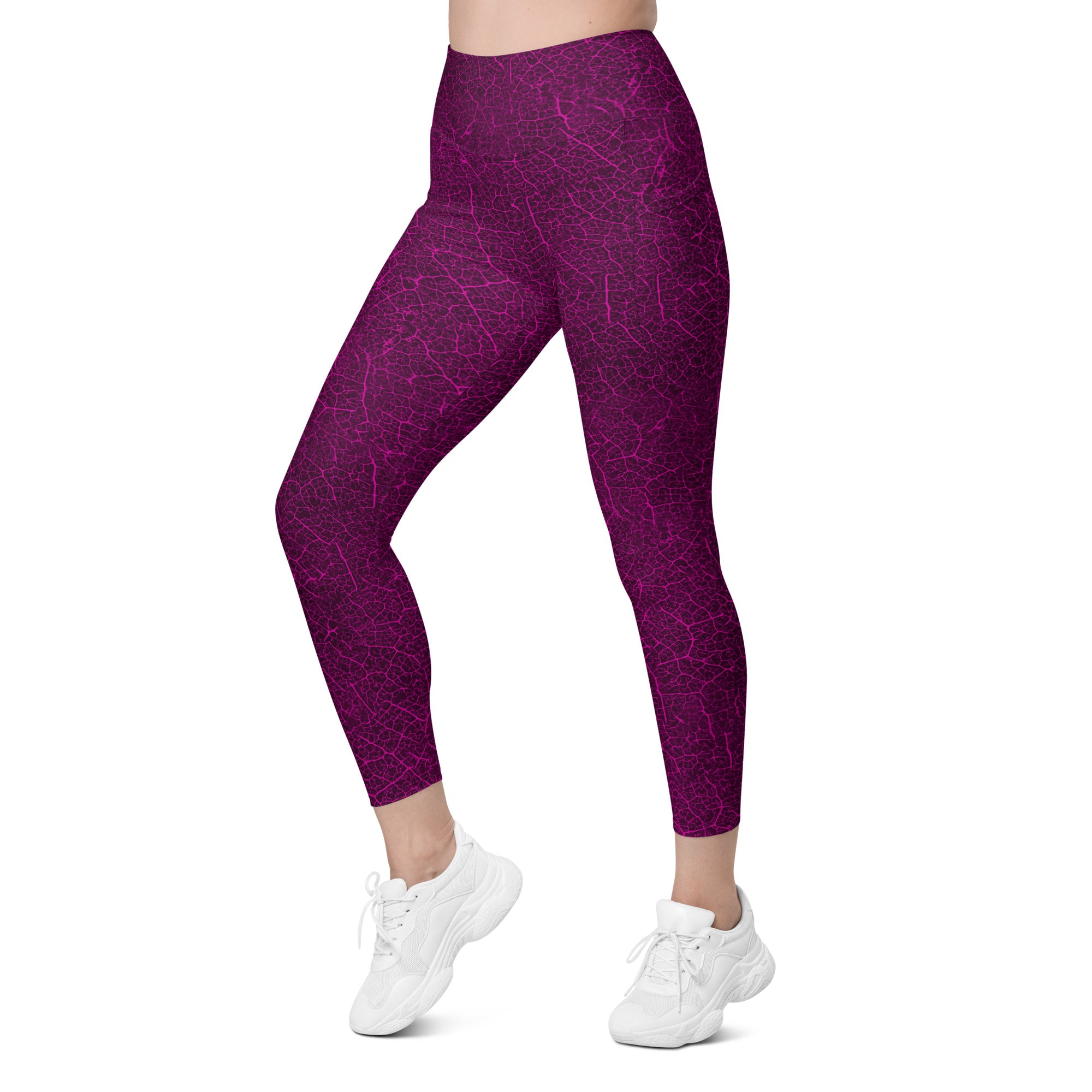 Leaf-patterned leggings designed for the active woman, blending meadow freshness with pocket convenience.