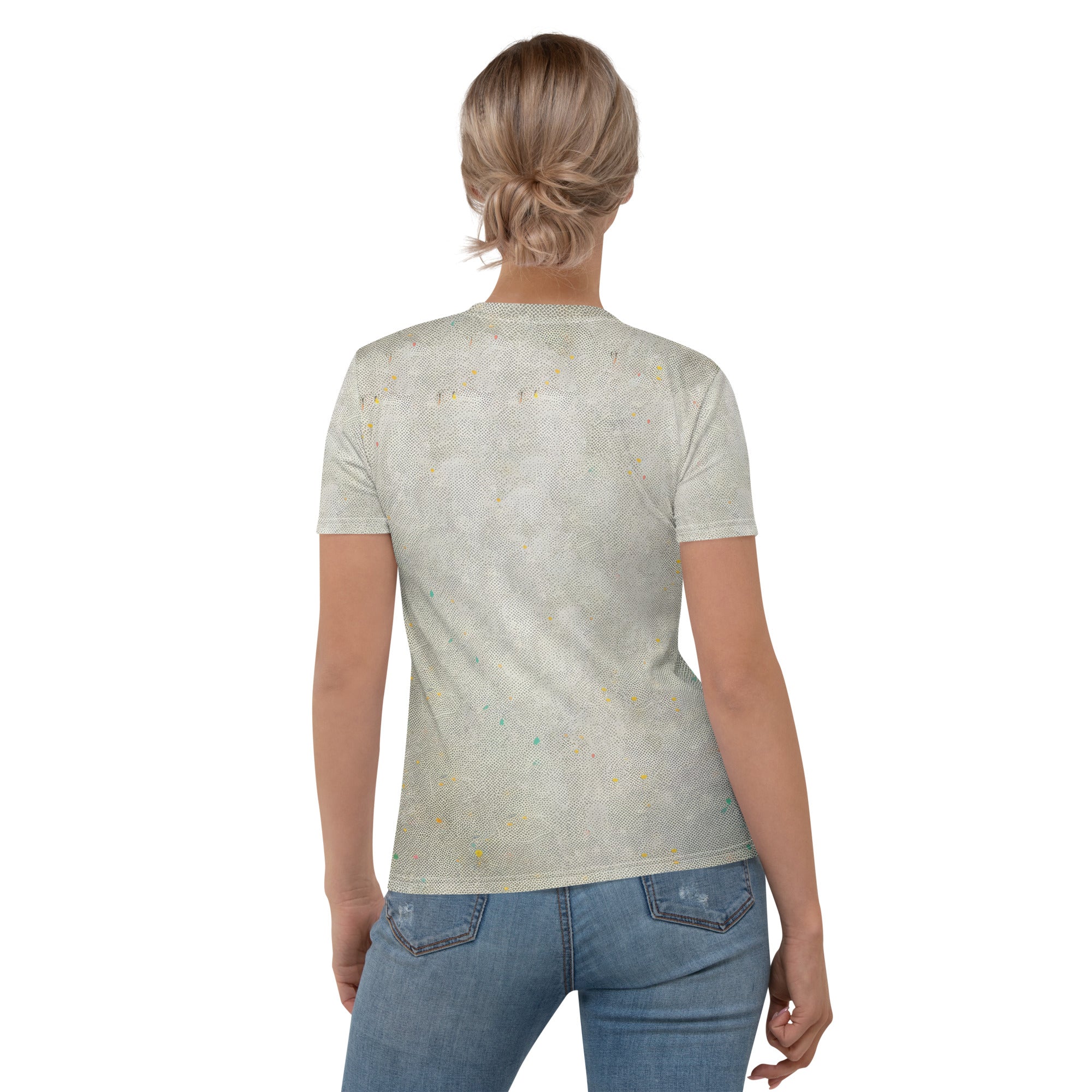 Stylish women's giraffe graphic crew neck tee.