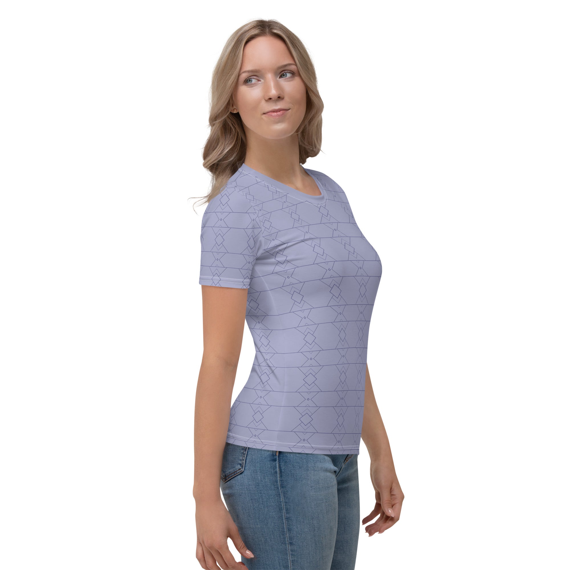 Stylish women's paisley crewneck t-shirt in natural setting.